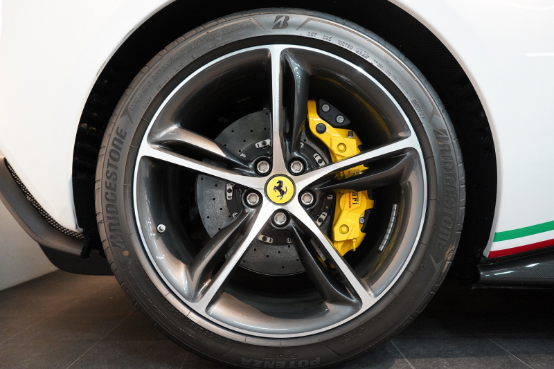 フェラーリ 296GTS 左H 正規ディーラー車 ワンオーナー 中古車 中古車