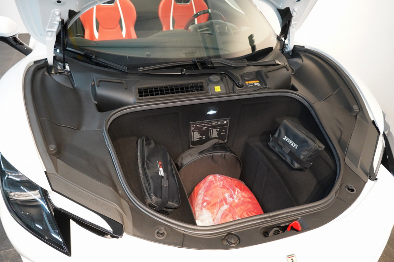 フェラーリ 296GTS 左H 正規ディーラー車 ワンオーナー 中古車 中古車