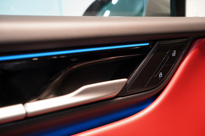 ポルシェ マカン Electric OP208 PASM付エアサス レザーパッケージ 20インチMacanSホイールパノラマルーフ スレートグレーネオ 禁煙車 中古車 中古車