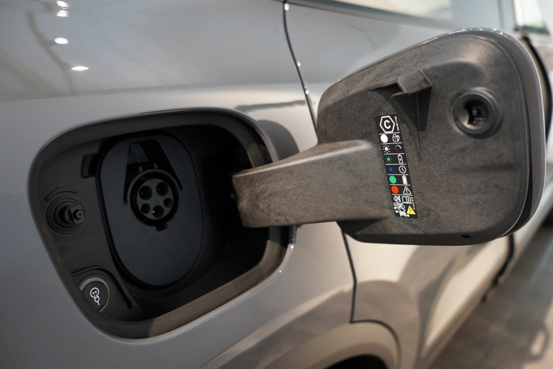 ポルシェ マカン Electric OP208 PASM付エアサス レザーパッケージ 20インチMacanSホイールパノラマルーフ スレートグレーネオ 禁煙車 中古車 中古車