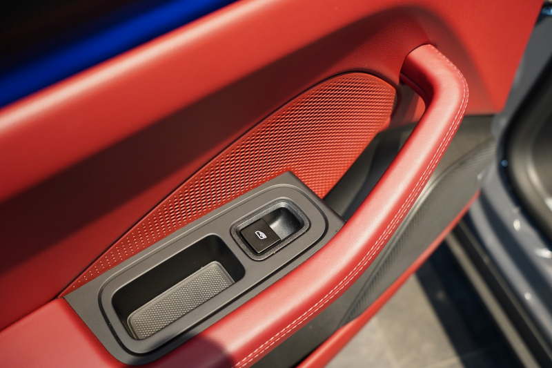 ポルシェ マカン Electric OP208 PASM付エアサス レザーパッケージ 20インチMacanSホイールパノラマルーフ スレートグレーネオ 禁煙車 中古車 中古車