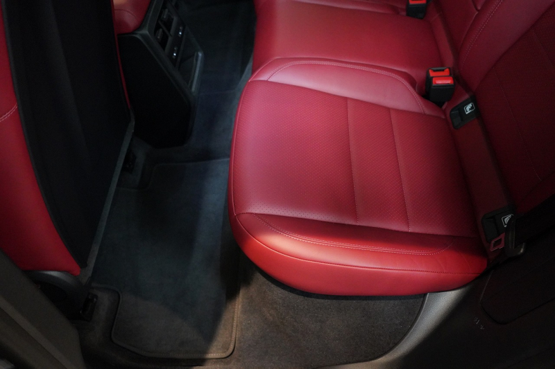 ポルシェ マカン Electric OP208 PASM付エアサス レザーパッケージ 20インチMacanSホイールパノラマルーフ スレートグレーネオ 禁煙車 中古車 中古車