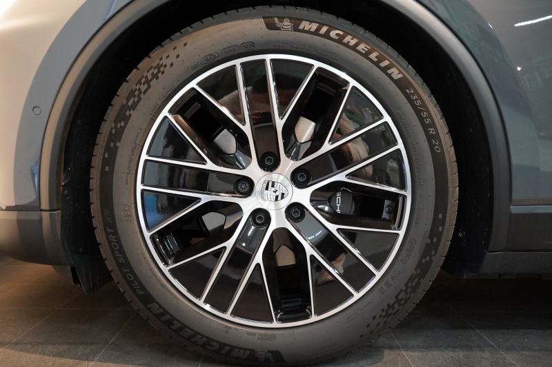 ポルシェ マカン Electric OP208 PASM付エアサス レザーパッケージ 20インチMacanSホイールパノラマルーフ スレートグレーネオ 禁煙車 中古車 中古車