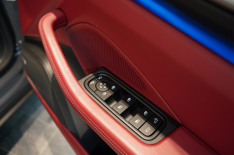 ポルシェ マカン Electric OP208 PASM付エアサス レザーパッケージ 20インチMacanSホイールパノラマルーフ スレートグレーネオ 禁煙車 中古車 中古車