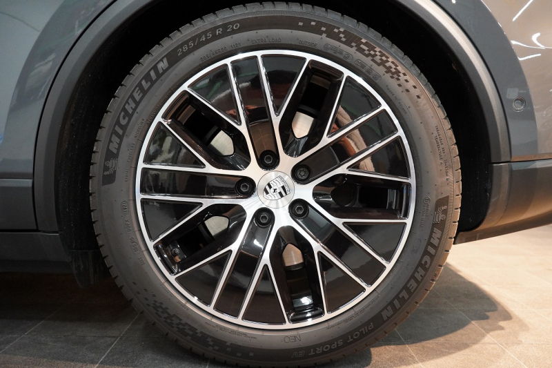 ポルシェ マカン Electric OP208 PASM付エアサス レザーパッケージ 20インチMacanSホイールパノラマルーフ スレートグレーネオ 禁煙車 中古車 中古車