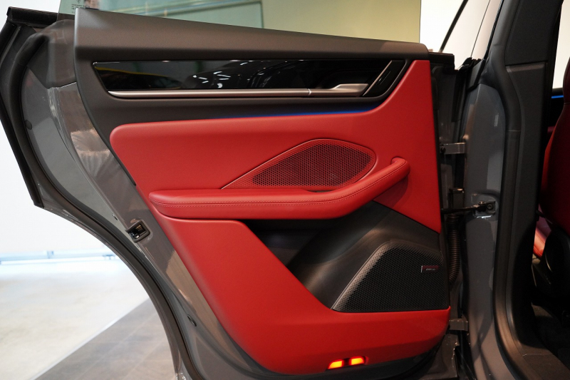 ポルシェ マカン Electric OP208 PASM付エアサス レザーパッケージ 20インチMacanSホイールパノラマルーフ スレートグレーネオ 禁煙車 中古車 中古車