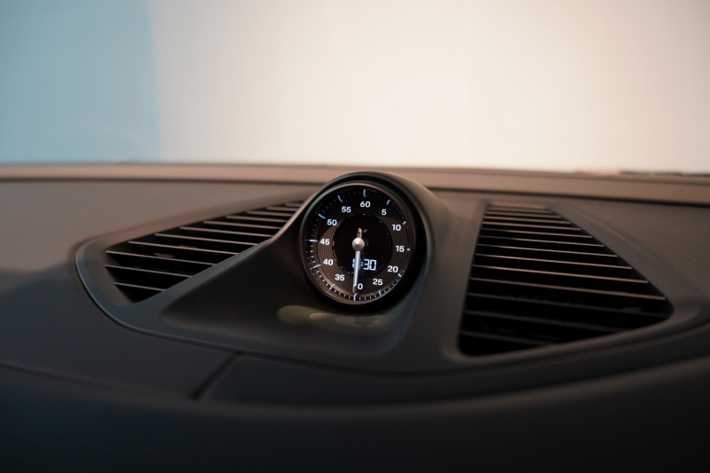 ポルシェ マカン Electric OP208 PASM付エアサス レザーパッケージ 20インチMacanSホイールパノラマルーフ スレートグレーネオ 禁煙車 中古車 中古車