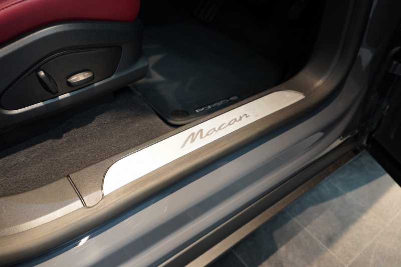 ポルシェ マカン Electric OP208 PASM付エアサス レザーパッケージ 20インチMacanSホイールパノラマルーフ スレートグレーネオ 禁煙車 中古車 中古車