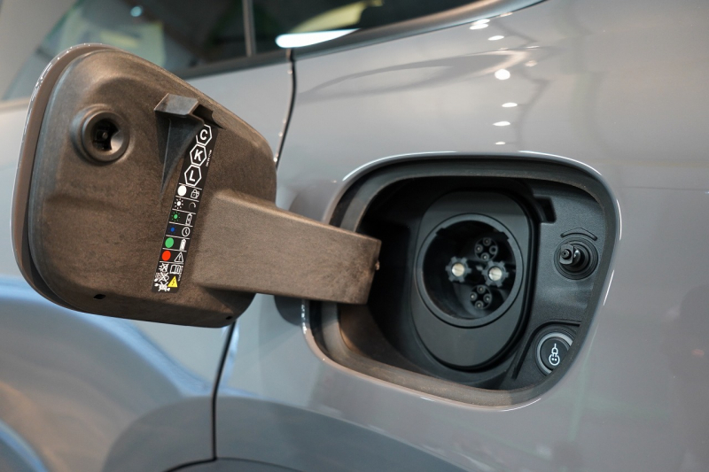 ポルシェ マカン Electric OP208 PASM付エアサス レザーパッケージ 20インチMacanSホイールパノラマルーフ スレートグレーネオ 禁煙車 中古車 中古車