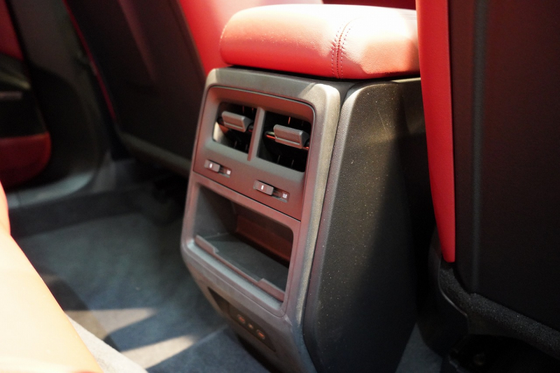 ポルシェ マカン Electric OP208 PASM付エアサス レザーパッケージ 20インチMacanSホイールパノラマルーフ スレートグレーネオ 禁煙車 中古車 中古車