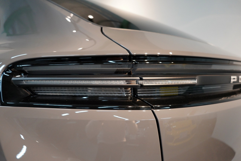 ポルシェ マカン Electric OP208 PASM付エアサス レザーパッケージ 20インチMacanSホイールパノラマルーフ スレートグレーネオ 禁煙車 中古車 中古車