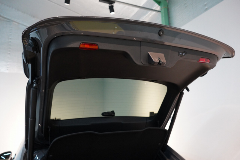 ポルシェ マカン Electric OP208 PASM付エアサス レザーパッケージ 20インチMacanSホイールパノラマルーフ スレートグレーネオ 禁煙車 中古車 中古車