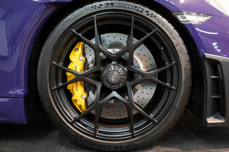 ポルシェ 718スパイダー RS PDK 1オーナー ウルトラヴァイオレット/PTSカラー ヴァイザッハPKG PCCB Fリフト クロノPKG 中古車 中古車