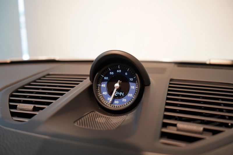 ポルシェ 911(Type992) Carrera T 6MT 後期モデル(992.2) 1オーナー OP500  エアロキット カーボンルーフ CarreraTインテリアPKG 18way電動シート Burmester 中古車 中古車