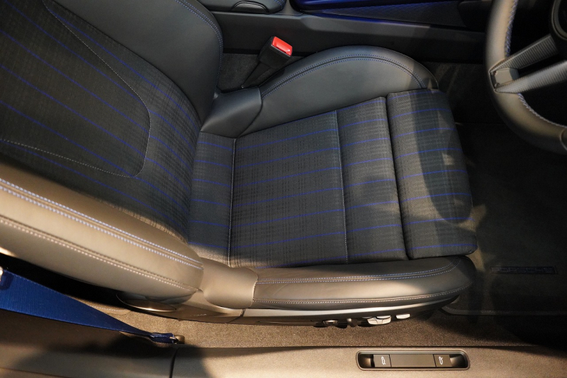 ポルシェ 911(Type992) Carrera T 6MT 後期モデル(992.2) 1オーナー OP500  エアロキット カーボンルーフ CarreraTインテリアPKG 18way電動シート Burmester 中古車 中古車