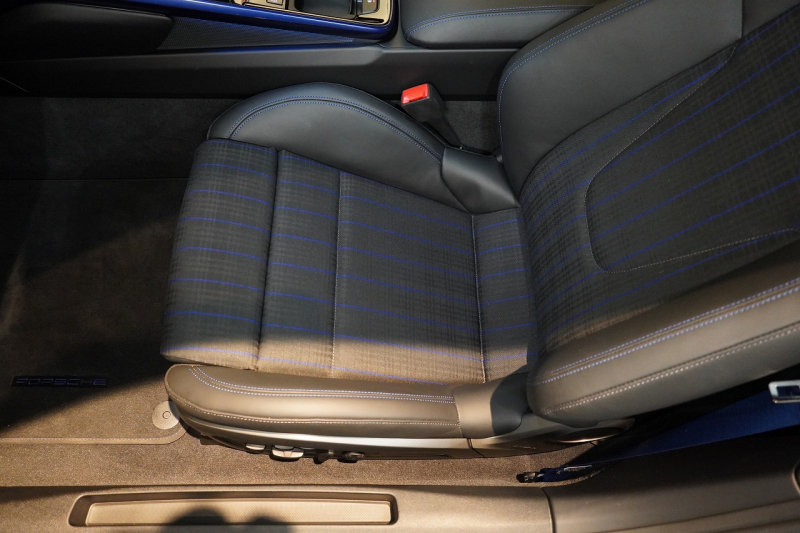 ポルシェ 911(Type992) Carrera T 6MT 後期モデル(992.2) 1オーナー OP500  エアロキット カーボンルーフ CarreraTインテリアPKG 18way電動シート Burmester 中古車 中古車