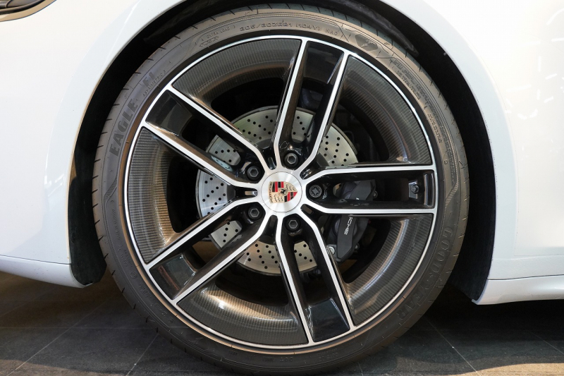 ポルシェ 911(Type992) Carrera T 6MT 後期モデル(992.2) 1オーナー OP500  エアロキット カーボンルーフ CarreraTインテリアPKG 18way電動シート Burmester 中古車 中古車