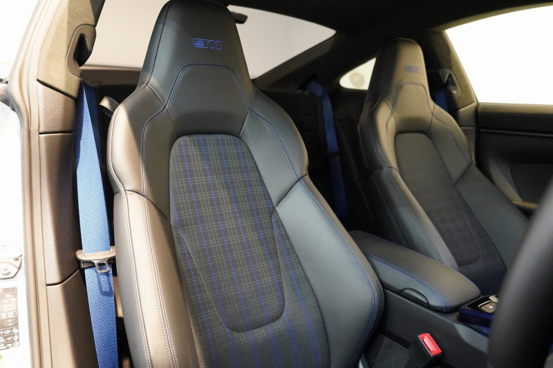 ポルシェ 911(Type992) Carrera T 6MT 後期モデル(992.2) 1オーナー OP500  エアロキット カーボンルーフ CarreraTインテリアPKG 18way電動シート Burmester 中古車 中古車