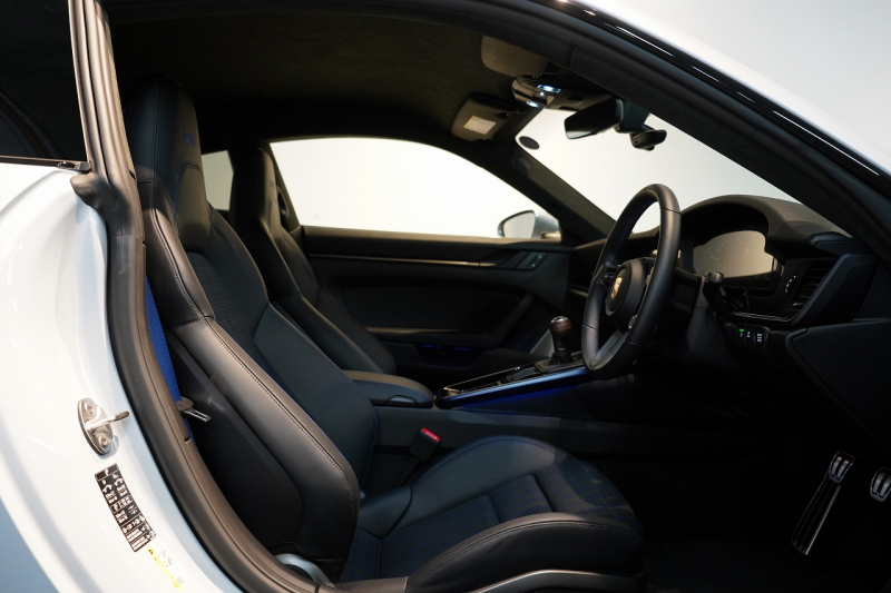 ポルシェ 911(Type992) Carrera T 6MT 後期モデル(992.2) 1オーナー OP500  エアロキット カーボンルーフ CarreraTインテリアPKG 18way電動シート Burmester 中古車 中古車