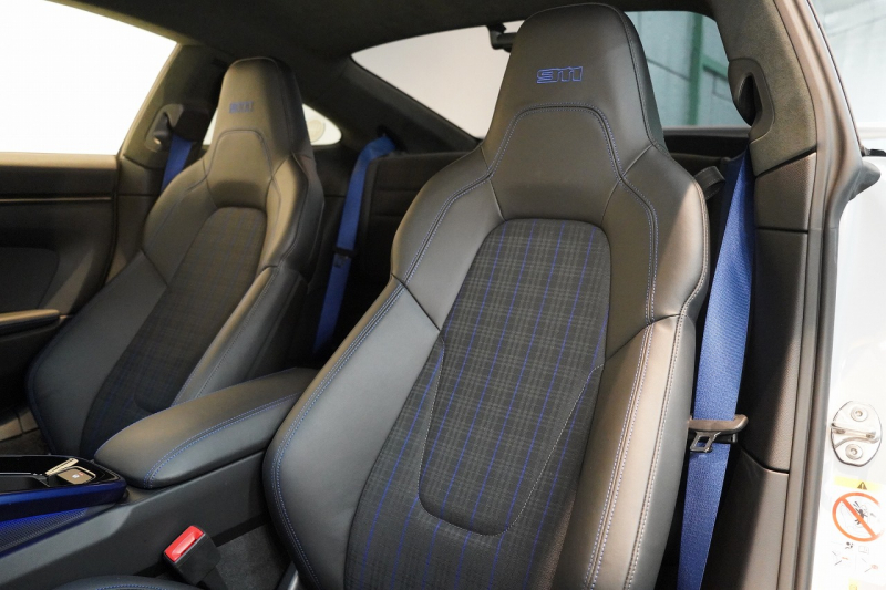 ポルシェ 911(Type992) Carrera T 6MT 後期モデル(992.2) 1オーナー OP500  エアロキット カーボンルーフ CarreraTインテリアPKG 18way電動シート Burmester 中古車 中古車