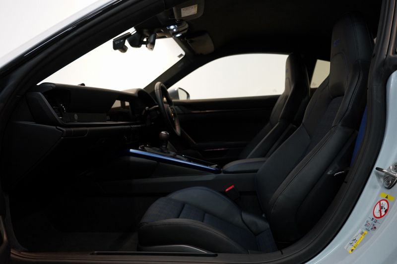 ポルシェ 911(Type992) Carrera T 6MT 後期モデル(992.2) 1オーナー OP500  エアロキット カーボンルーフ CarreraTインテリアPKG 18way電動シート Burmester 中古車 中古車