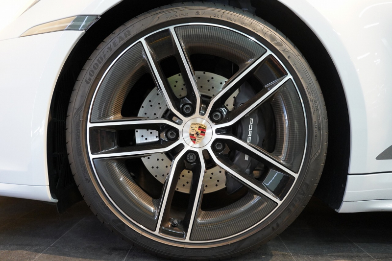 ポルシェ 911(Type992) Carrera T 6MT 後期モデル(992.2) 1オーナー OP500  エアロキット カーボンルーフ CarreraTインテリアPKG 18way電動シート Burmester 中古車 中古車