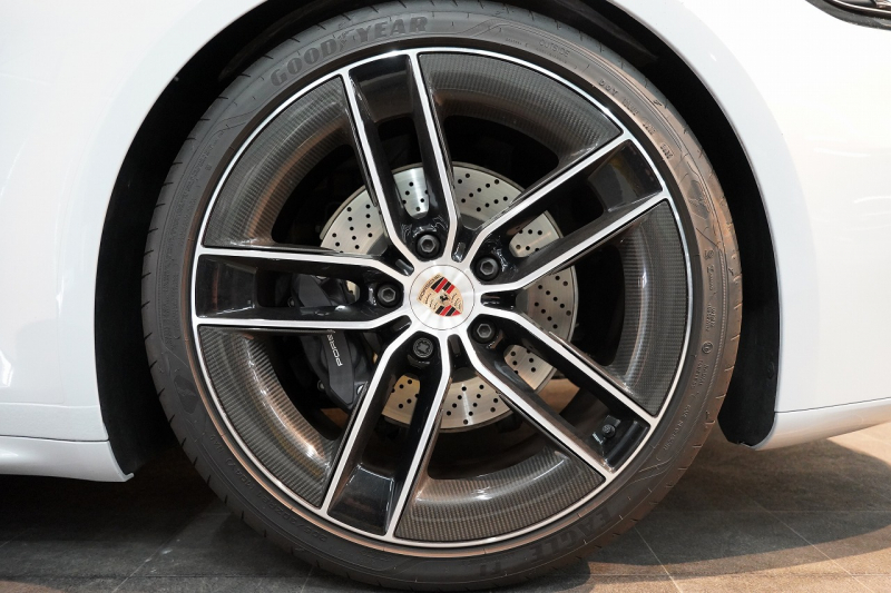 ポルシェ 911(Type992) Carrera T 6MT 後期モデル(992.2) 1オーナー OP500  エアロキット カーボンルーフ CarreraTインテリアPKG 18way電動シート Burmester 中古車 中古車