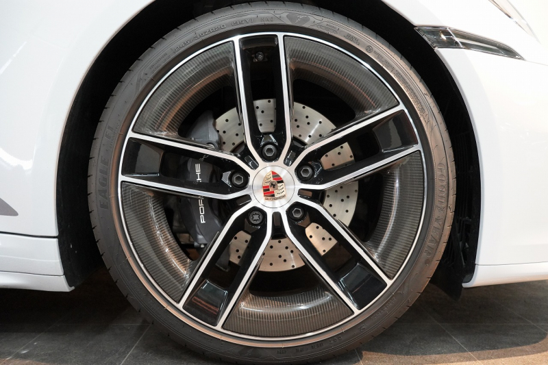 ポルシェ 911(Type992) Carrera T 6MT 後期モデル(992.2) 1オーナー OP500  エアロキット カーボンルーフ CarreraTインテリアPKG 18way電動シート Burmester 中古車 中古車