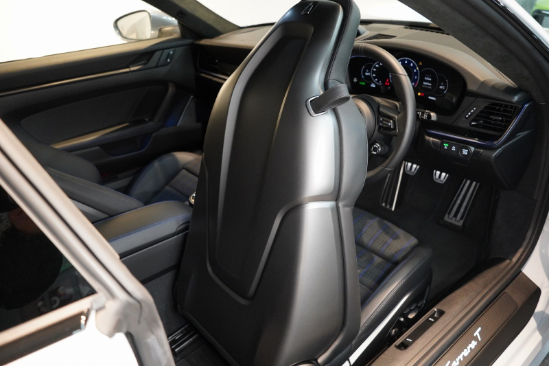 ポルシェ 911(Type992) Carrera T 6MT 後期モデル(992.2) 1オーナー OP500  エアロキット カーボンルーフ CarreraTインテリアPKG 18way電動シート Burmester 中古車 中古車