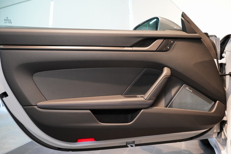 ポルシェ 911(Type992) Carrera T 6MT 後期モデル(992.2) 1オーナー OP500  エアロキット カーボンルーフ CarreraTインテリアPKG 18way電動シート Burmester 中古車 中古車