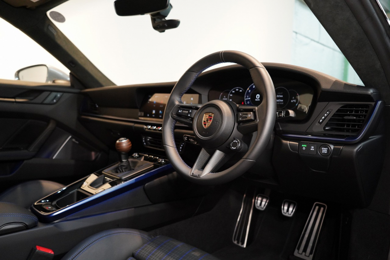 ポルシェ 911(Type992) Carrera T 6MT 後期モデル(992.2) 1オーナー OP500  エアロキット カーボンルーフ CarreraTインテリアPKG 18way電動シート Burmester 中古車 中古車