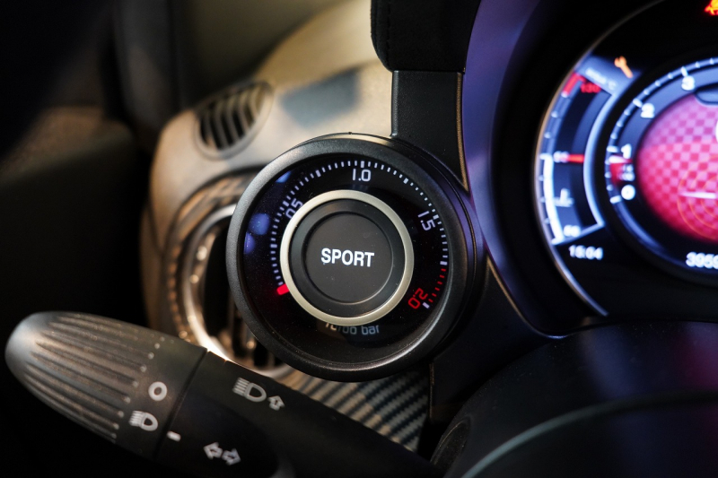 アバルト 595 モメント 5MT 左H 全国49台限定 ミシュラン25年製新品タイヤ交換済 専用マットグレー 中古車 中古車