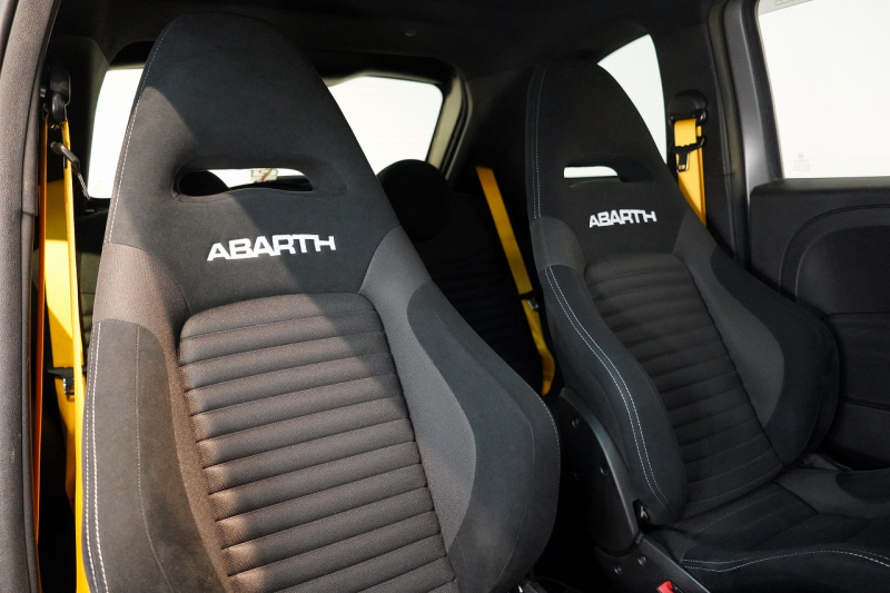 アバルト 595 モメント 5MT 左H 全国49台限定 ミシュラン25年製新品タイヤ交換済 専用マットグレー 中古車 中古車