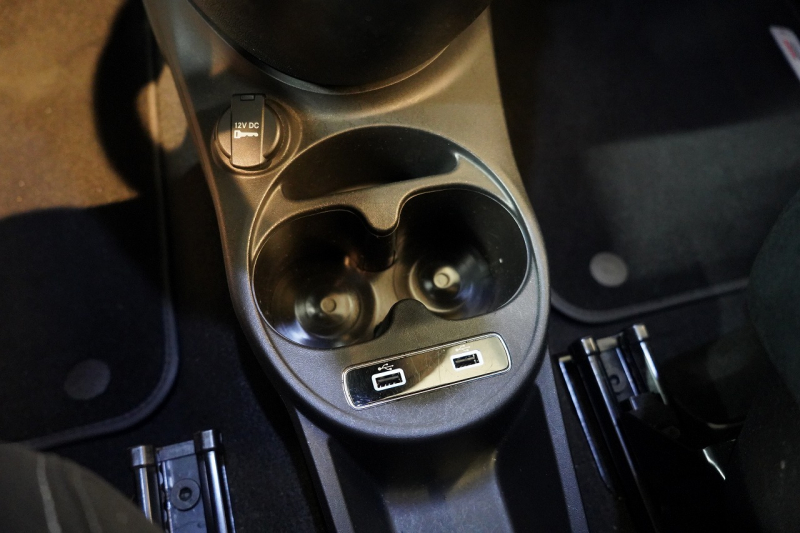 アバルト 595 モメント 5MT 左H 全国49台限定 ミシュラン25年製新品タイヤ交換済 専用マットグレー 中古車 中古車