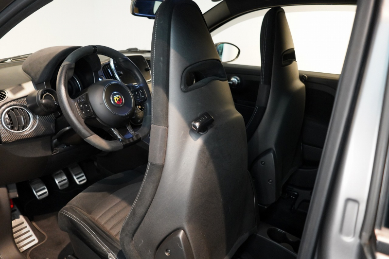 アバルト 595 モメント 5MT 左H 全国49台限定 ミシュラン25年製新品タイヤ交換済 専用マットグレー 中古車 中古車