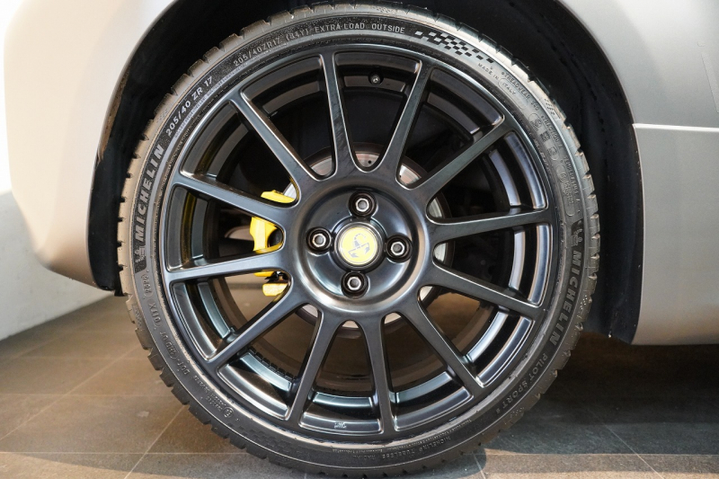 アバルト 595 モメント 5MT 左H 全国49台限定 ミシュラン25年製新品タイヤ交換済 専用マットグレー 中古車 中古車