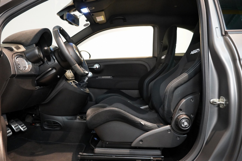 アバルト 595 モメント 5MT 左H 全国49台限定 ミシュラン25年製新品タイヤ交換済 専用マットグレー 中古車 中古車