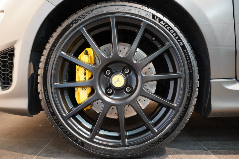 アバルト 595 モメント 5MT 左H 全国49台限定 ミシュラン25年製新品タイヤ交換済 専用マットグレー 中古車 中古車