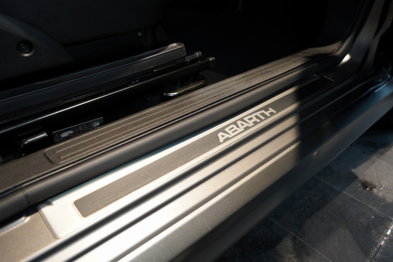 アバルト 595 モメント 5MT 左H 全国49台限定 ミシュラン25年製新品タイヤ交換済 専用マットグレー 中古車 中古車