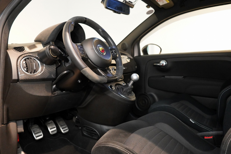 アバルト 595 モメント 5MT 左H 全国49台限定 ミシュラン25年製新品タイヤ交換済 専用マットグレー 中古車 中古車