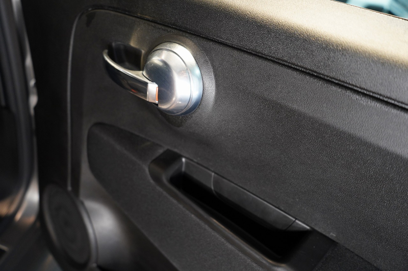 アバルト 595 モメント 5MT 左H 全国49台限定 ミシュラン25年製新品タイヤ交換済 専用マットグレー 中古車 中古車