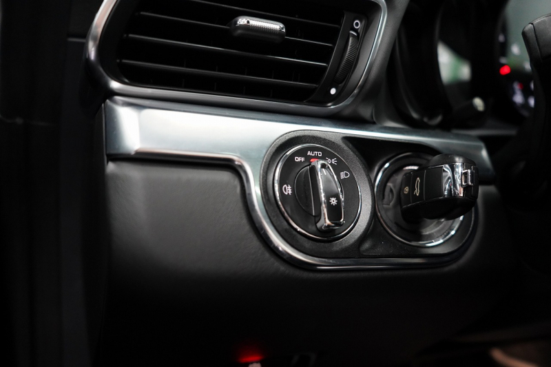 ポルシェ 911(Type991.1) Carrera S PDK 左H ペピータ柄シート スポクロ スポエグ スポーツステア ガラスSR オールレザー 中古車 中古車