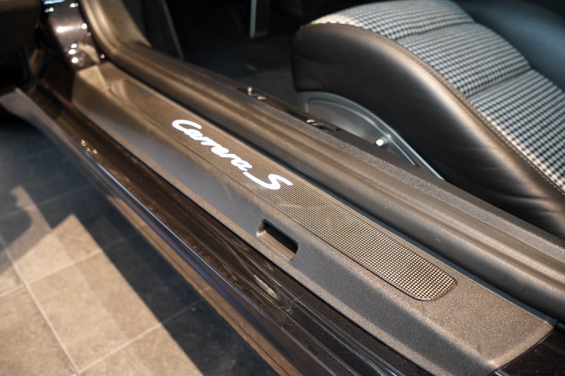 ポルシェ 911(Type991.1) Carrera S PDK 左H ペピータ柄シート スポクロ スポエグ スポーツステア ガラスSR オールレザー 中古車 中古車