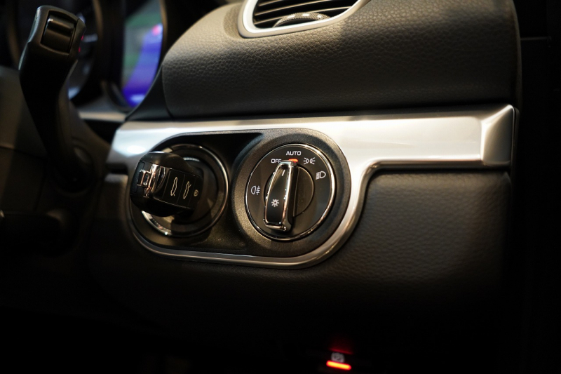 ポルシェ 718 ボクスター 2.0 6MT 19インチBoxsterSホイール スポーツエグゾースト スポーツテールパイプ 電格ミラー 中古車 中古車