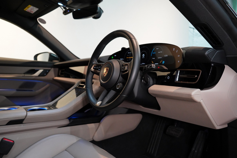 ポルシェ タイカン クロスツーリスモ 4S 1オーナー OP334 スポクロ ツートーンスムースレザー リアアクスルステア パワステプラス パノラマルーフ バルカノグレー 中古車 中古車