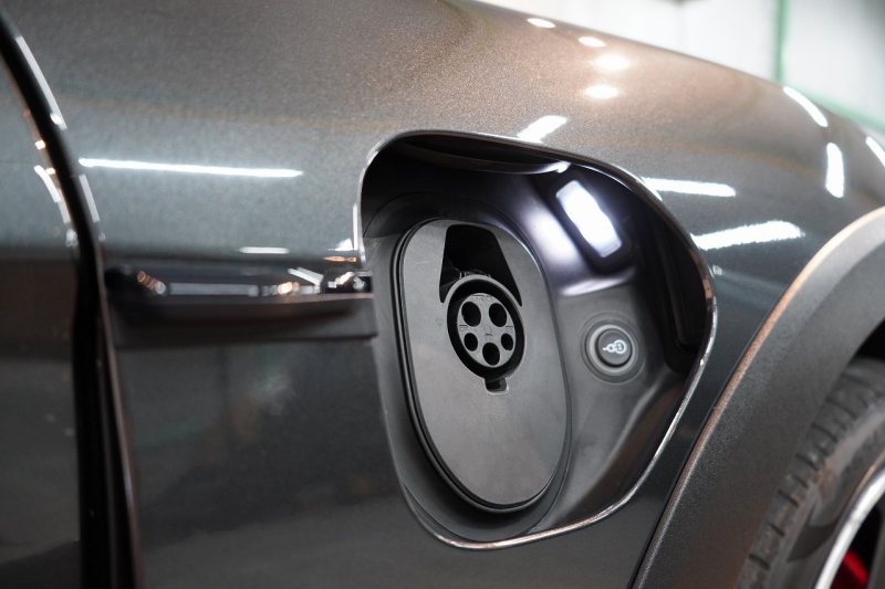 ポルシェ タイカン クロスツーリスモ 4S 1オーナー OP334 スポクロ ツートーンスムースレザー リアアクスルステア パワステプラス パノラマルーフ バルカノグレー 中古車 中古車