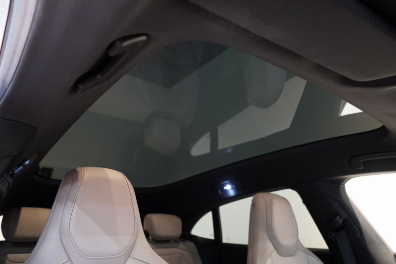 ポルシェ タイカン クロスツーリスモ 4S 1オーナー OP334 スポクロ ツートーンスムースレザー リアアクスルステア パワステプラス パノラマルーフ バルカノグレー 中古車 中古車