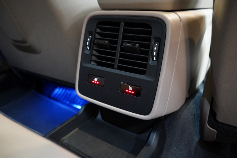 ポルシェ タイカン クロスツーリスモ 4S 1オーナー OP334 スポクロ ツートーンスムースレザー リアアクスルステア パワステプラス パノラマルーフ バルカノグレー 中古車 中古車