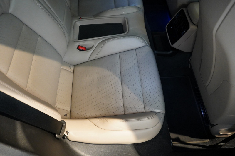 ポルシェ タイカン クロスツーリスモ 4S 1オーナー OP334 スポクロ ツートーンスムースレザー リアアクスルステア パワステプラス パノラマルーフ バルカノグレー 中古車 中古車