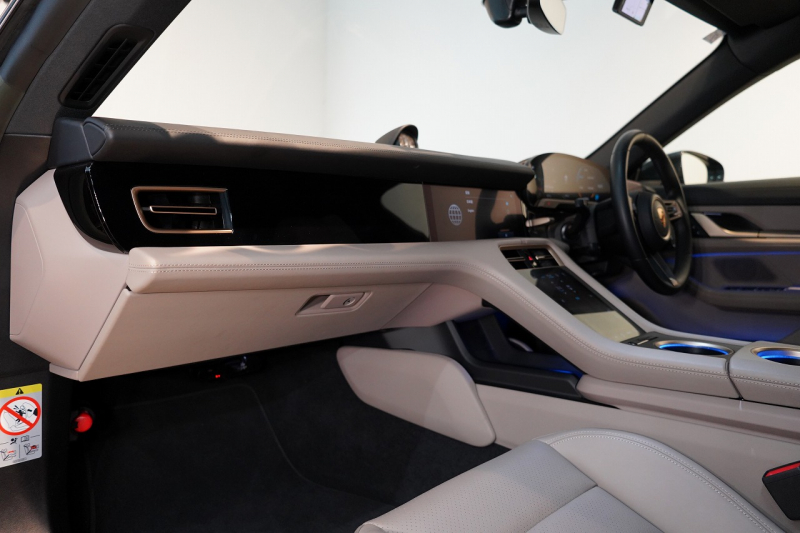 ポルシェ タイカン クロスツーリスモ 4S 1オーナー OP334 スポクロ ツートーンスムースレザー リアアクスルステア パワステプラス パノラマルーフ バルカノグレー 中古車 中古車